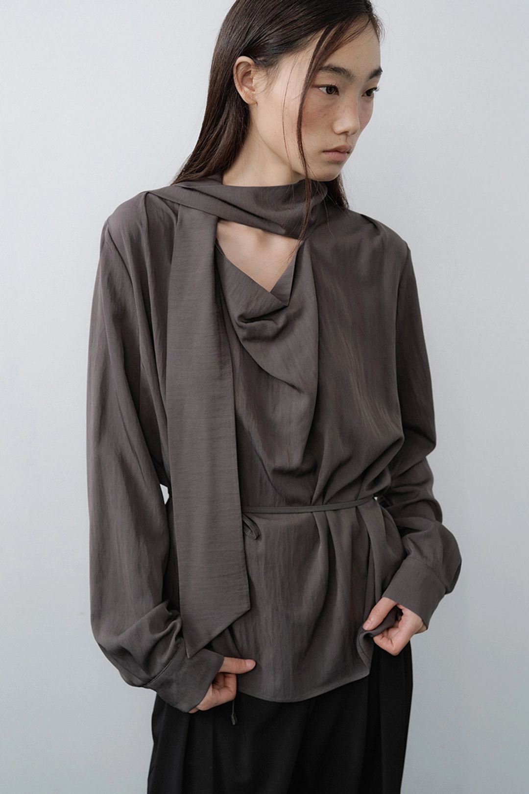 루시르주 Scarf Cowl Neck Blouse (Charcoal) 상품 이미지 1