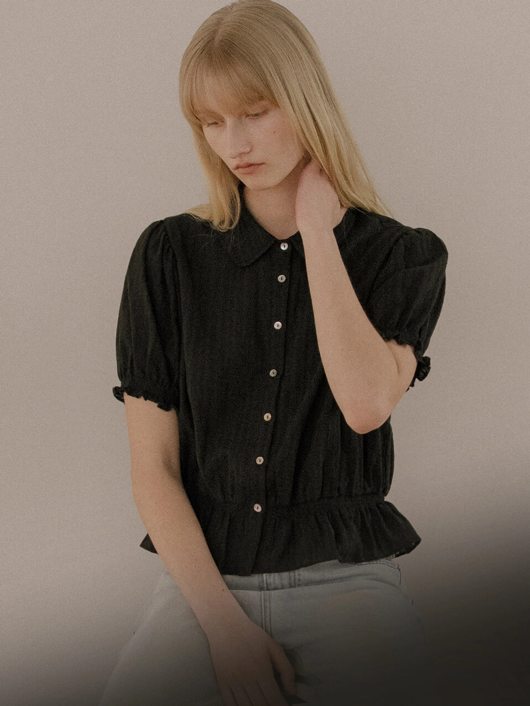 노운베러 Frill collar crop blouse [KNSS04BL08]_Black 상품 이미지 2