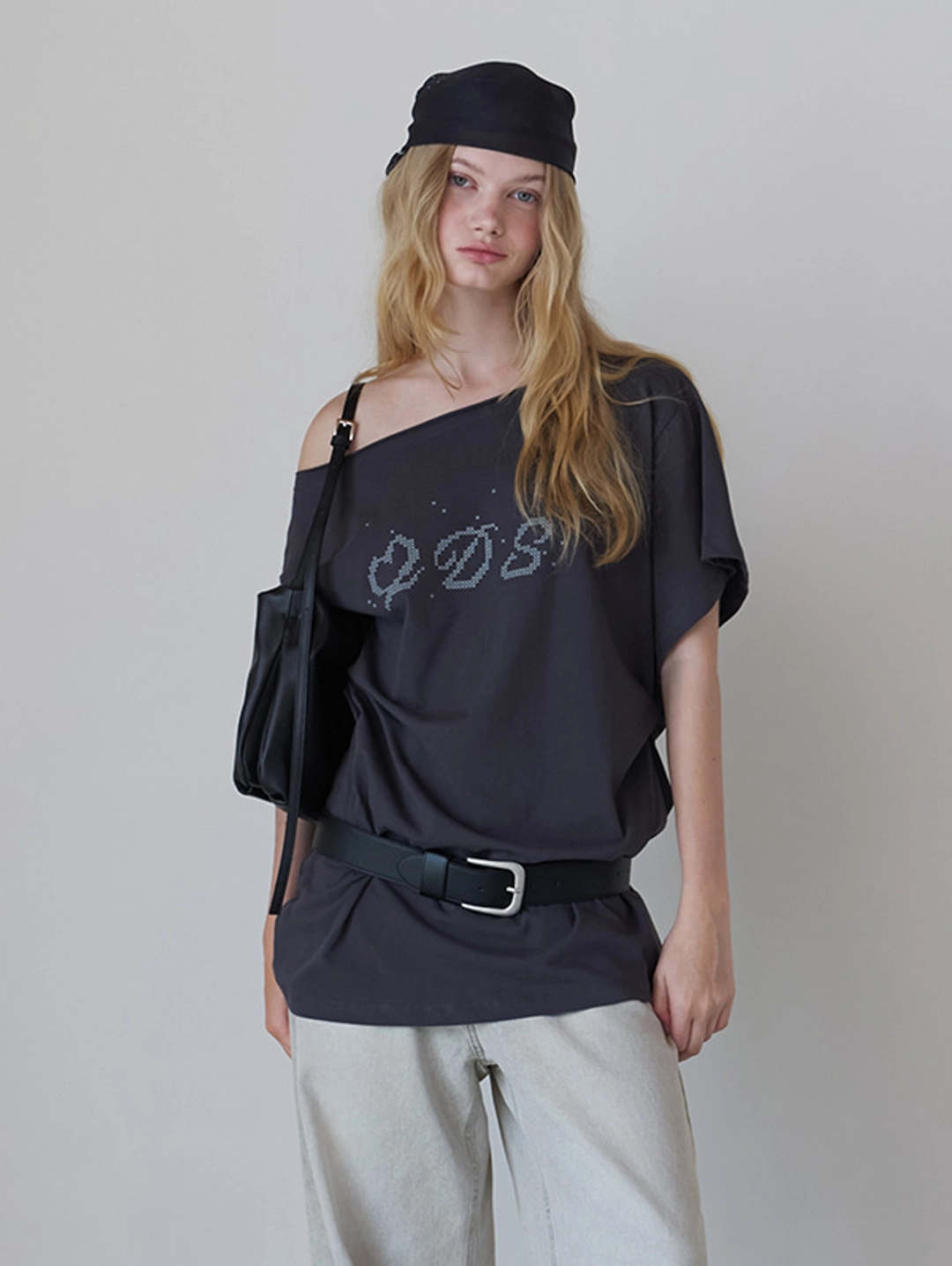 오디에스 [15th 예약주문] One Shoulder Logo Tee (Charcoal) 상품 이미지 2