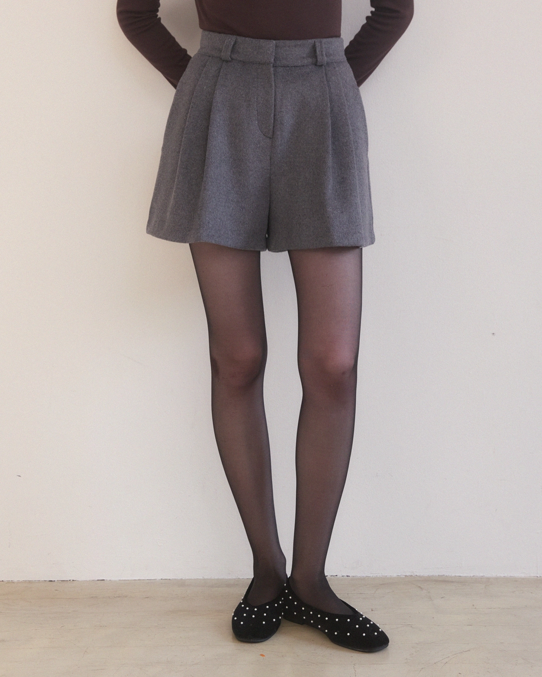 어다울 Woolen pintuck short pants - charcoal 상품 이미지 3