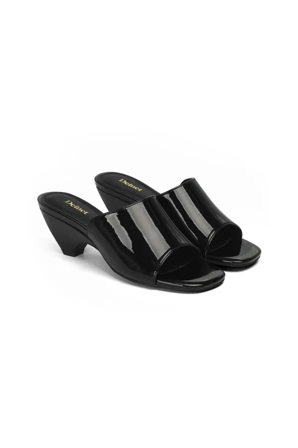 ENAMEL SLIPPERS IN BLACK