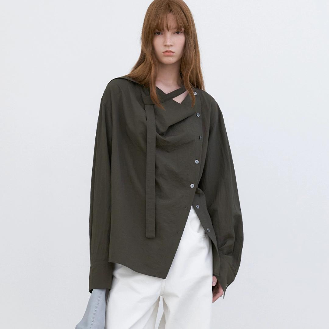 아뜰리에 나인 (Z-BL-4390)ASSYMETRIC TIED BLOUSE 상품 이미지 1