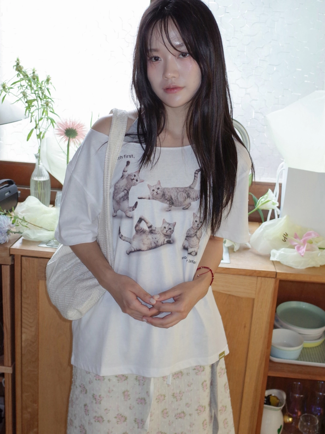포에브 Stretching Cat Off Shoulder T-Shirt [4 Color] 상품 이미지 1