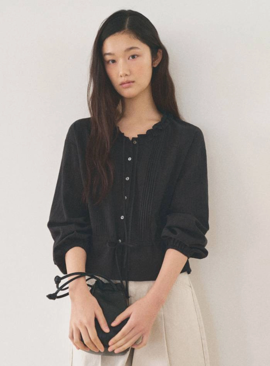 망고매니플리즈 ONCE FRILL BLOUSE_BLACK 상품 이미지 2