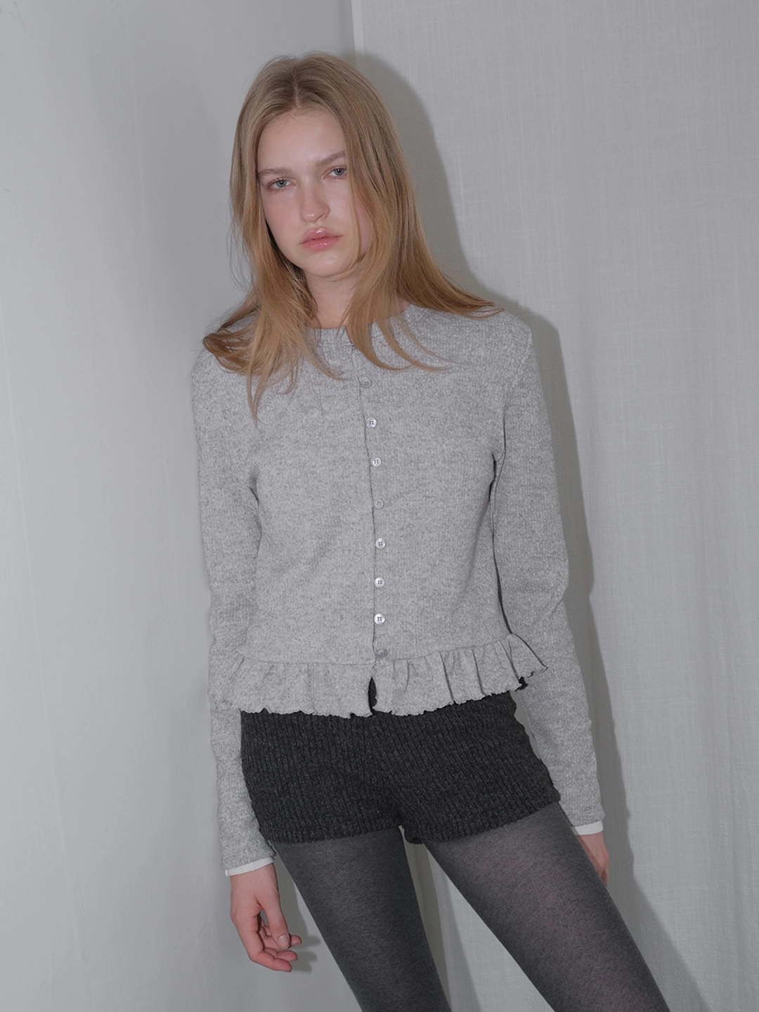 에트몽 Frill Button Cardigan, Grey 상품 이미지 2