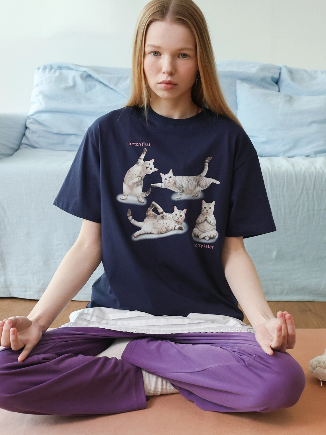 포에브 Stretching Cat T-Shirt - Navy 상품 이미지 2