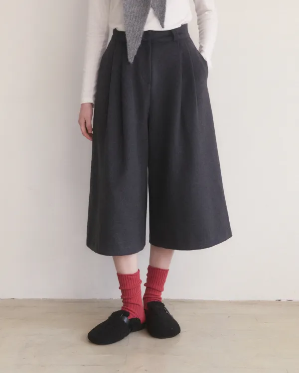 Woolen pintuck long burmuda pants - charcoal