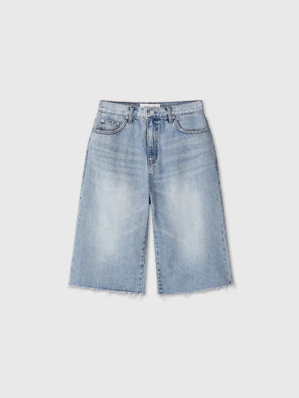 (W) RAW HEM DENIM BERMUDA SHORTS_ WASHED LIGHT BLUE