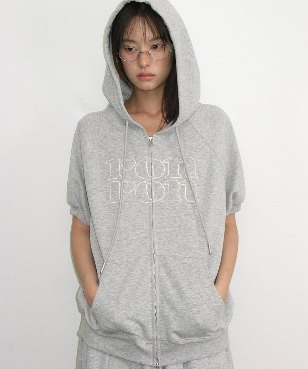 론론 [7/16 순차배송] APPLIQUE LOGO HALF SLEEVE HOODED ZIP UP GREY 상품 이미지 1
