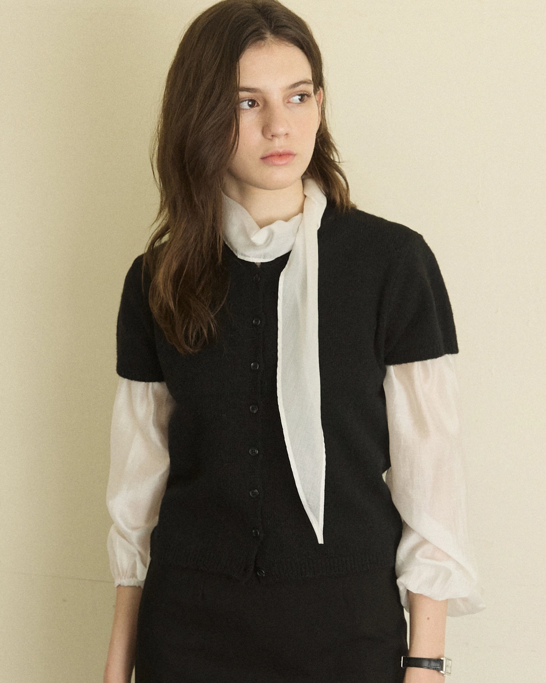 어다울 Ruffle scarf neck pintuck blouse - white 상품 이미지 3