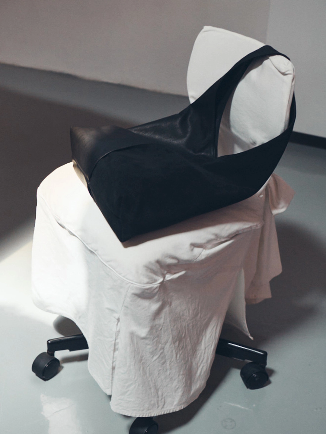 오브히 라인 스웨이드 호보백 Line Suede Hobo Bag_Black 상품 이미지 2