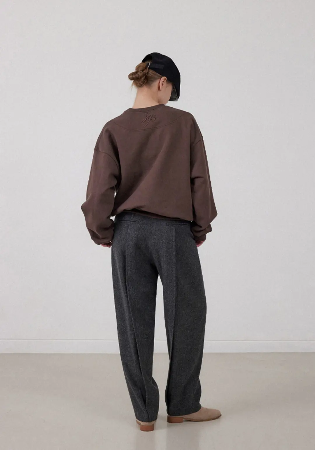 시스 HERRINGBONE TUCK TROUSERS_CHARCOAL 상품 이미지 2