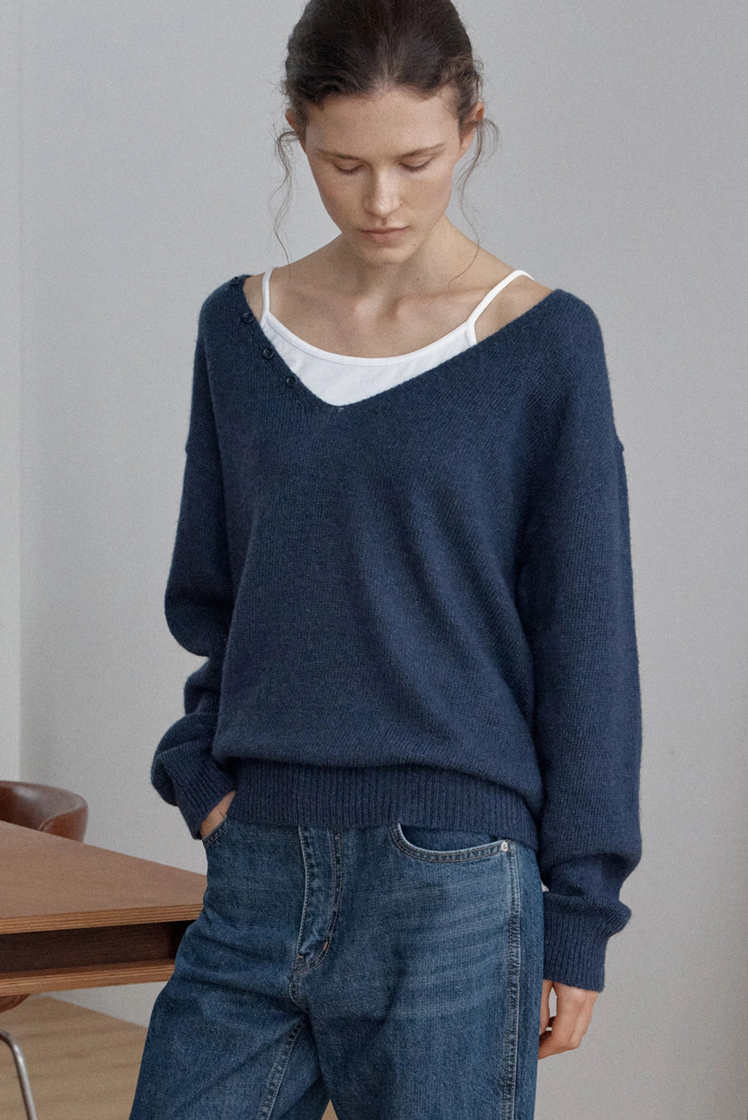 브렌다 브렌든 button deep v neck knit - navy 상품 이미지 1