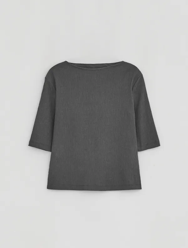 PLEATS HALF TOP [CHARCOAL]