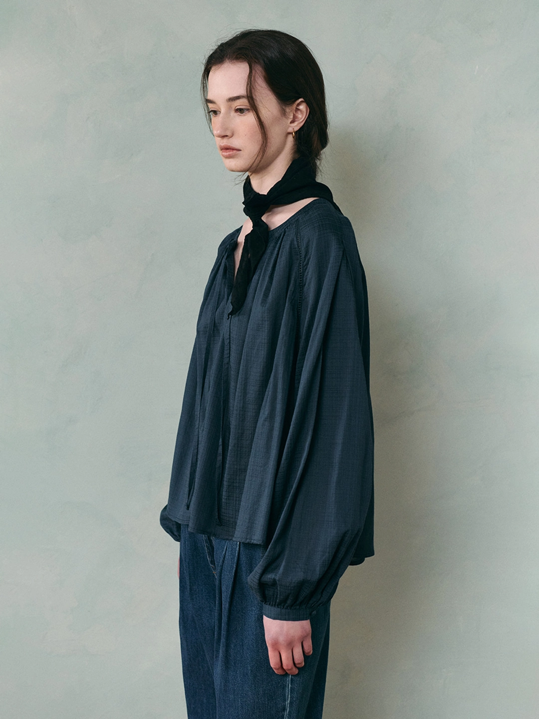 르니나 LUCIA raglan shirring blouse_navy 상품 이미지 3