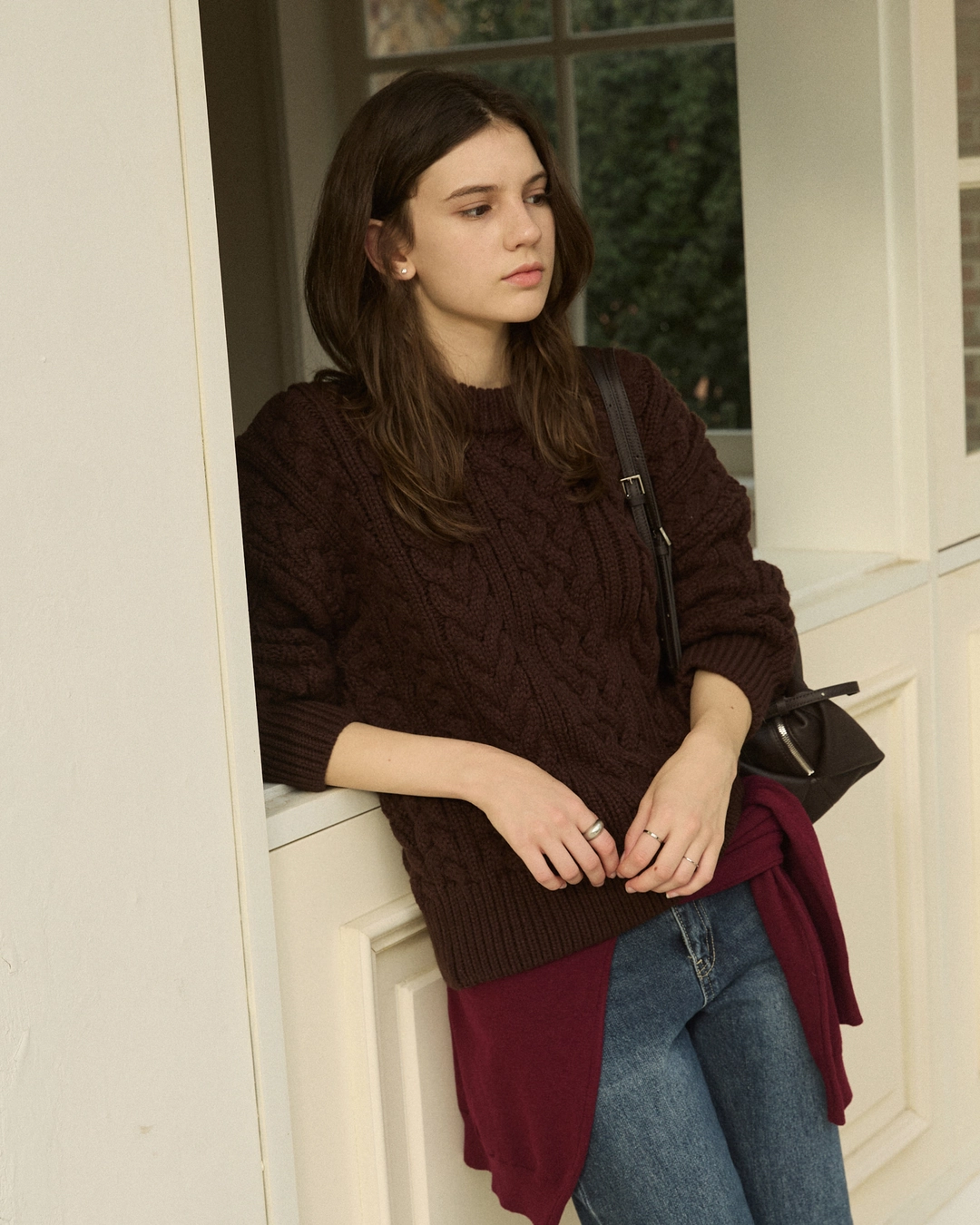 어다울 Classic twist back label knit - brown 상품 이미지 2