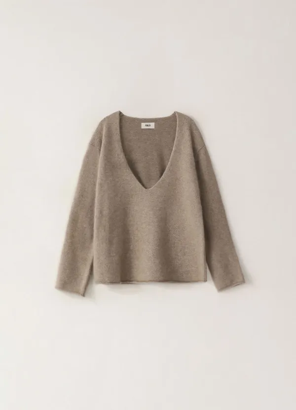 Raccoon Deep V-Neck Knit - Beige (10월 말 순차배송)
