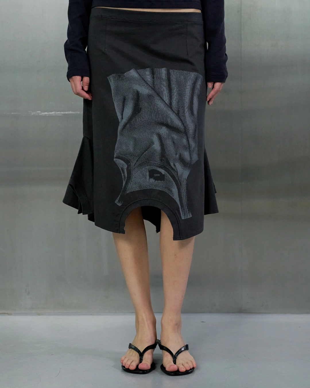 오데스 [9/10 예약 출고] UPSIDE-DOWN T-SHIRT SKIRT - CHARCOAL 상품 이미지 1