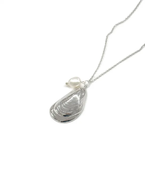 [EXCLUSIVE] Shell necklace