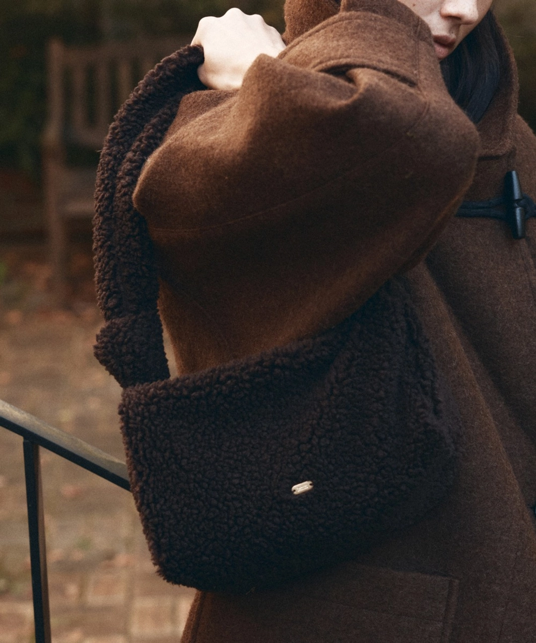 반원 아뜰리에 B3019 양털 스퀘어백_Dark brown 상품 이미지 2
