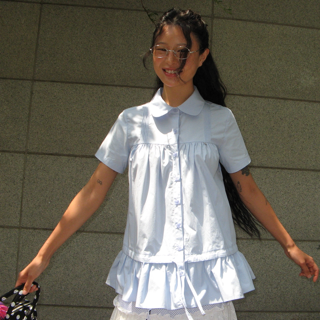 론론 ROUND COLLAR PINTUCK SHIRRING BLOUSE SOFT BLUE 상품 이미지 1