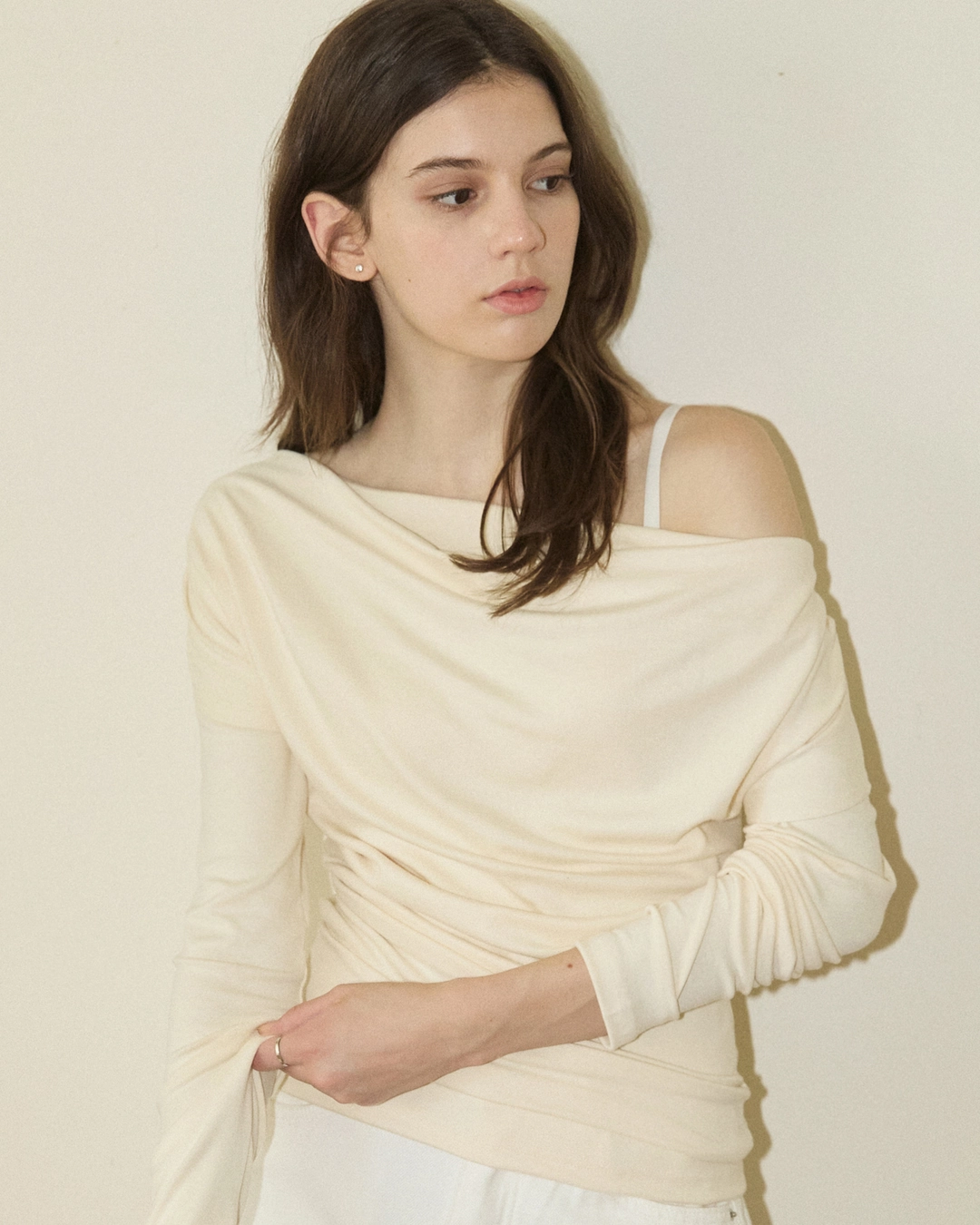 어다울 Holy two way layered drape t shirt - ivory 상품 이미지 2