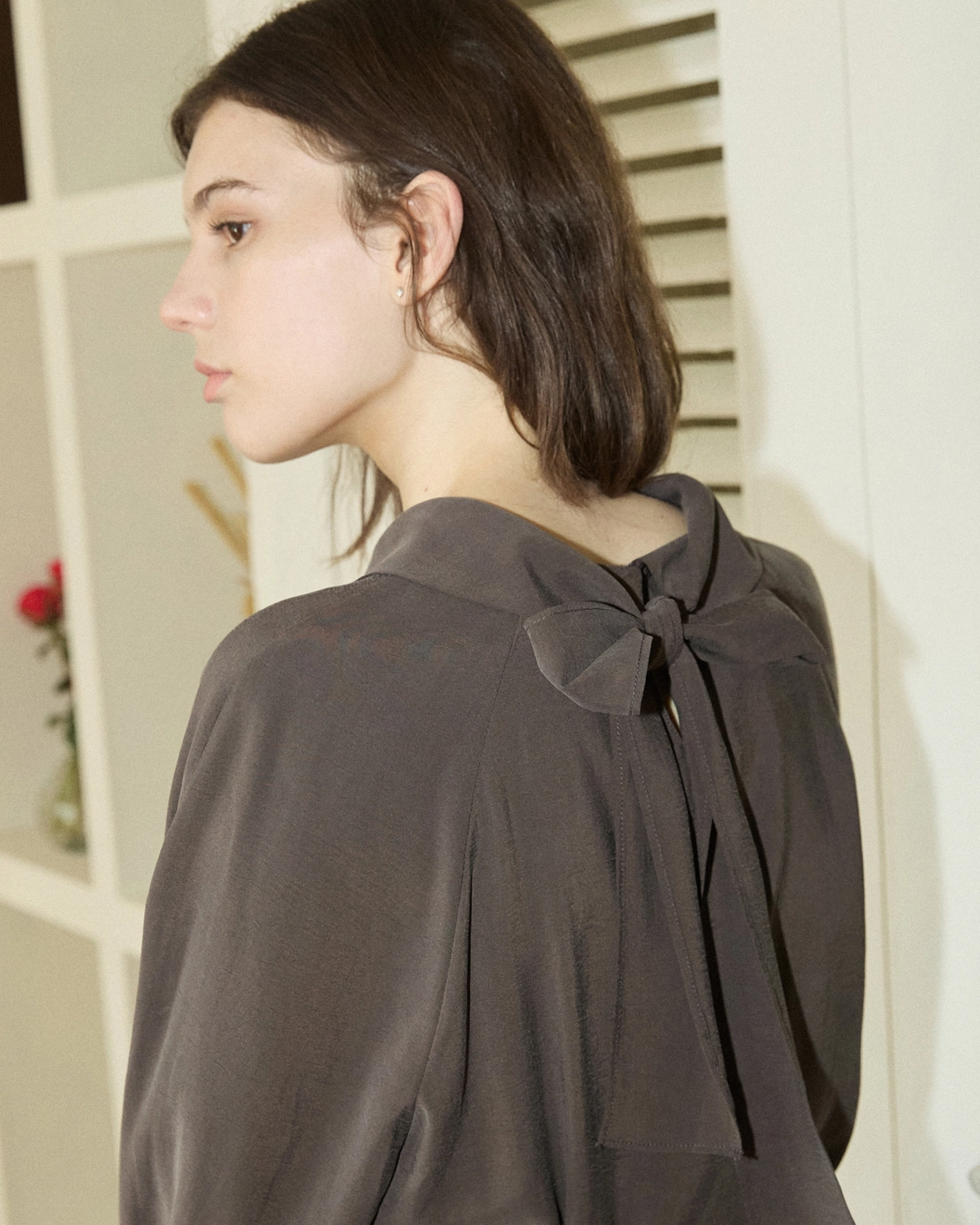 어다울 Half scarf neck back ribbon blouse - brown 상품 이미지 3