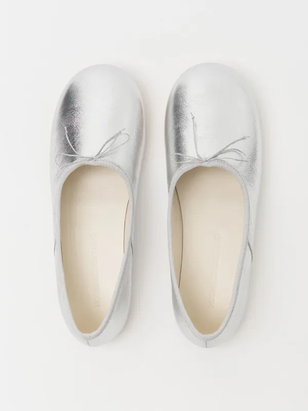 (EXCLUSIVE) PATENT BALLERINA FLAT IN SILVER