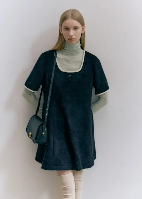 SQUARE-NECK BOUCLE DRESS (moat black)