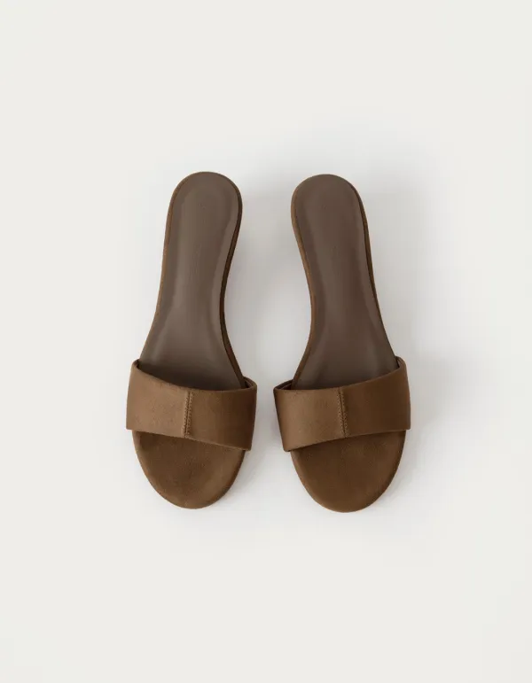 8.5 출고 Classic Wedge Heel - Camel Brown