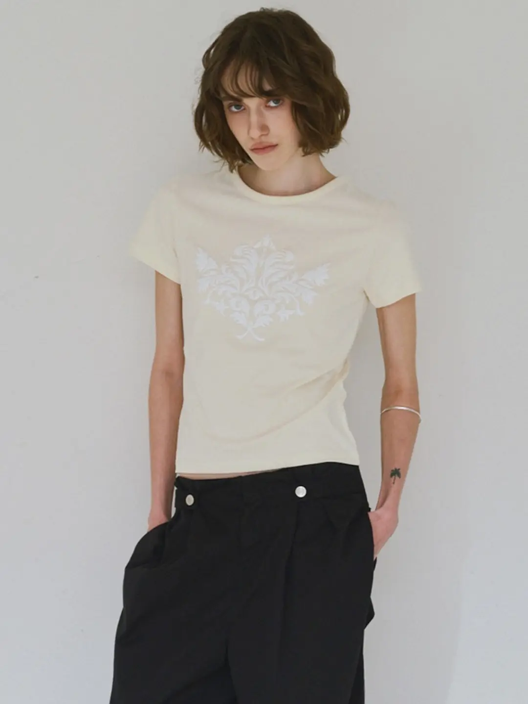 밀로 우먼 Motive Short Sleeve T-Shirt [Pale Yellow] 상품 이미지 1