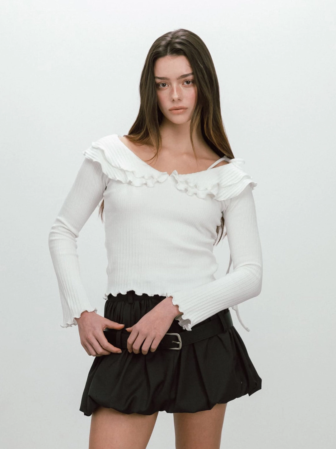 모이페어 FRILL OFF SHOULDER T-SHIRT / WHITE 상품 이미지 1