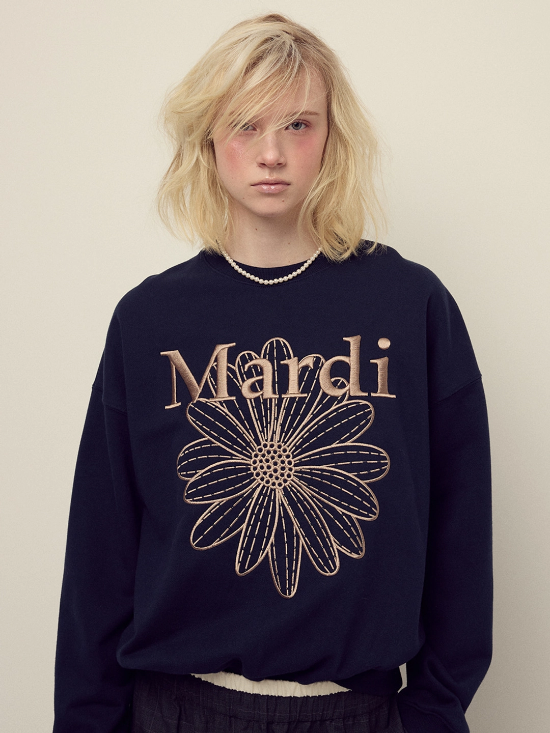 마르디 메크르디 SWEATSHIRT FLOWERMARDI NEEDLEWORK_NAVY TAUPE 상품 이미지 1