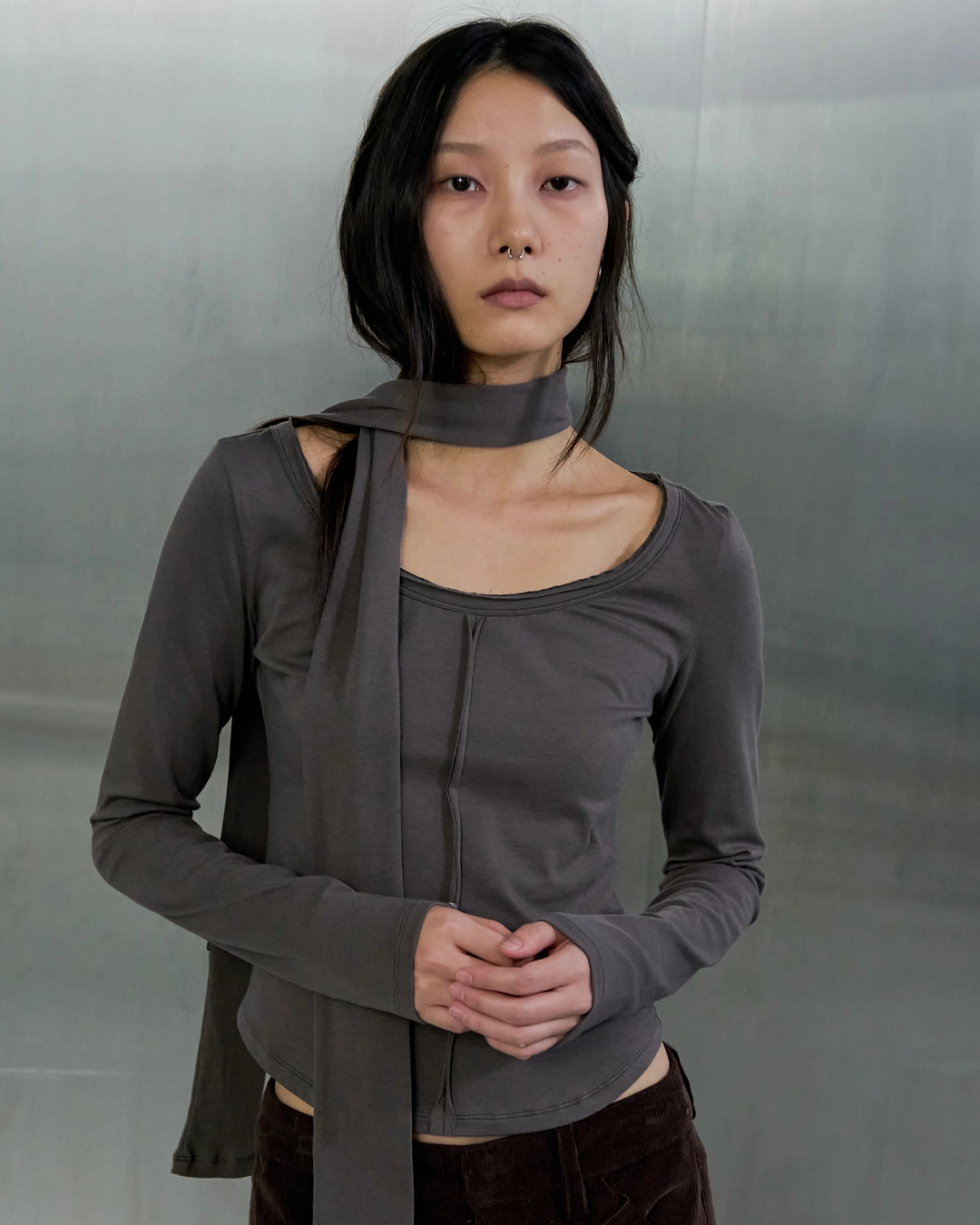 오데스 RAW CUT LONG SLEEVE WITH SCARF - BROWN 상품 이미지 1