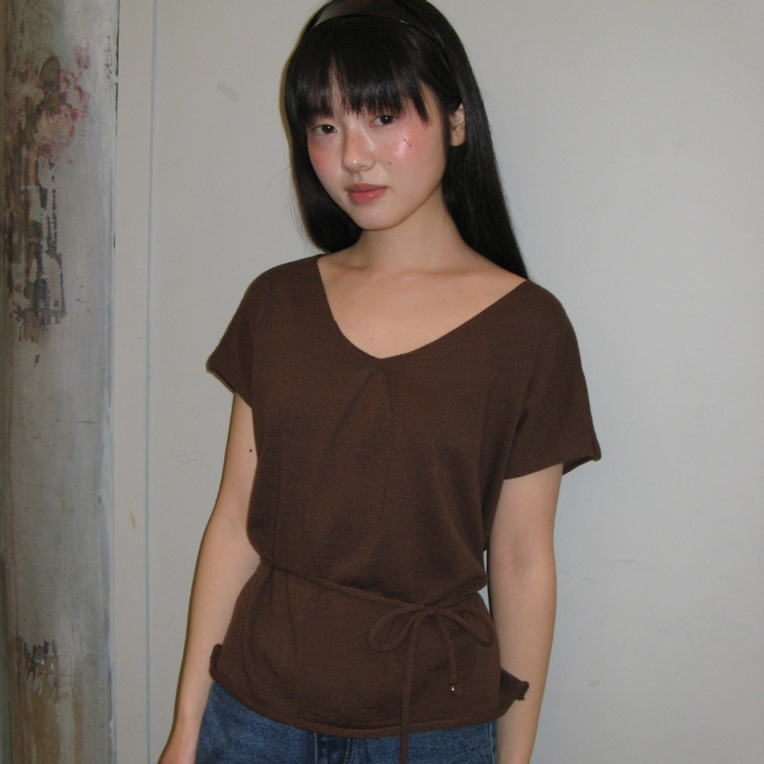 론론 DRAWSTRING KNOT V HALF SLEEVE KNIT BROWN 상품 이미지 2