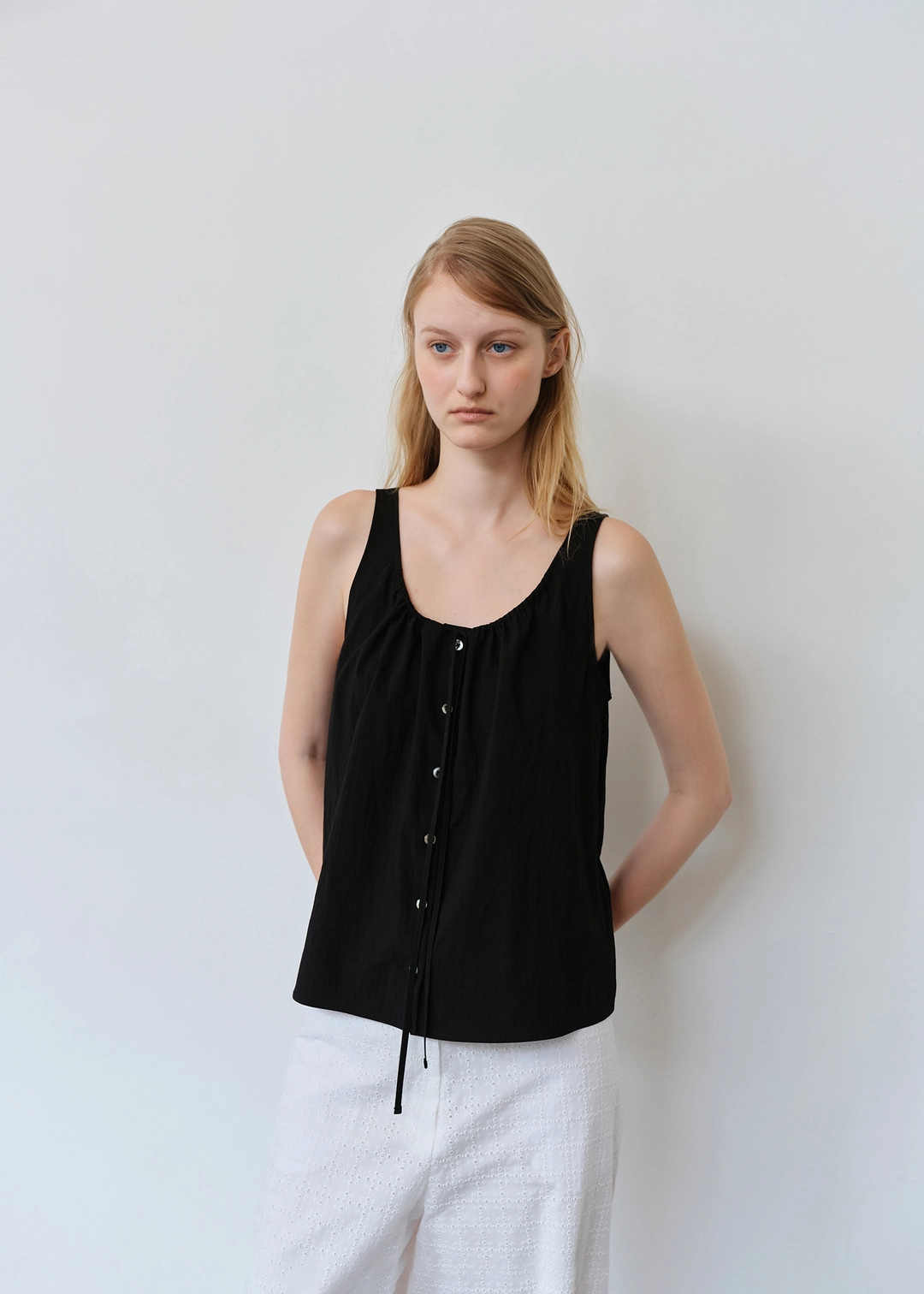 더라이 String Detail Sleeveless Blouse(Black) 상품 이미지 1