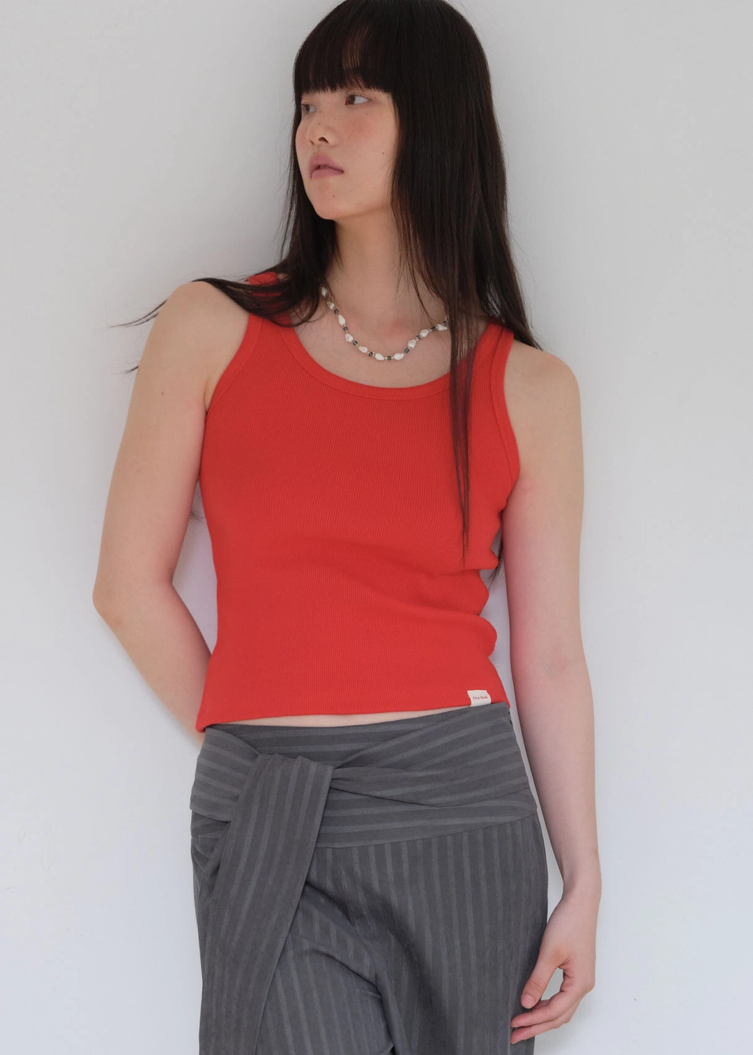 온무드 MUST ESSENTIAL SLEEVELESS - RED 상품 이미지 2