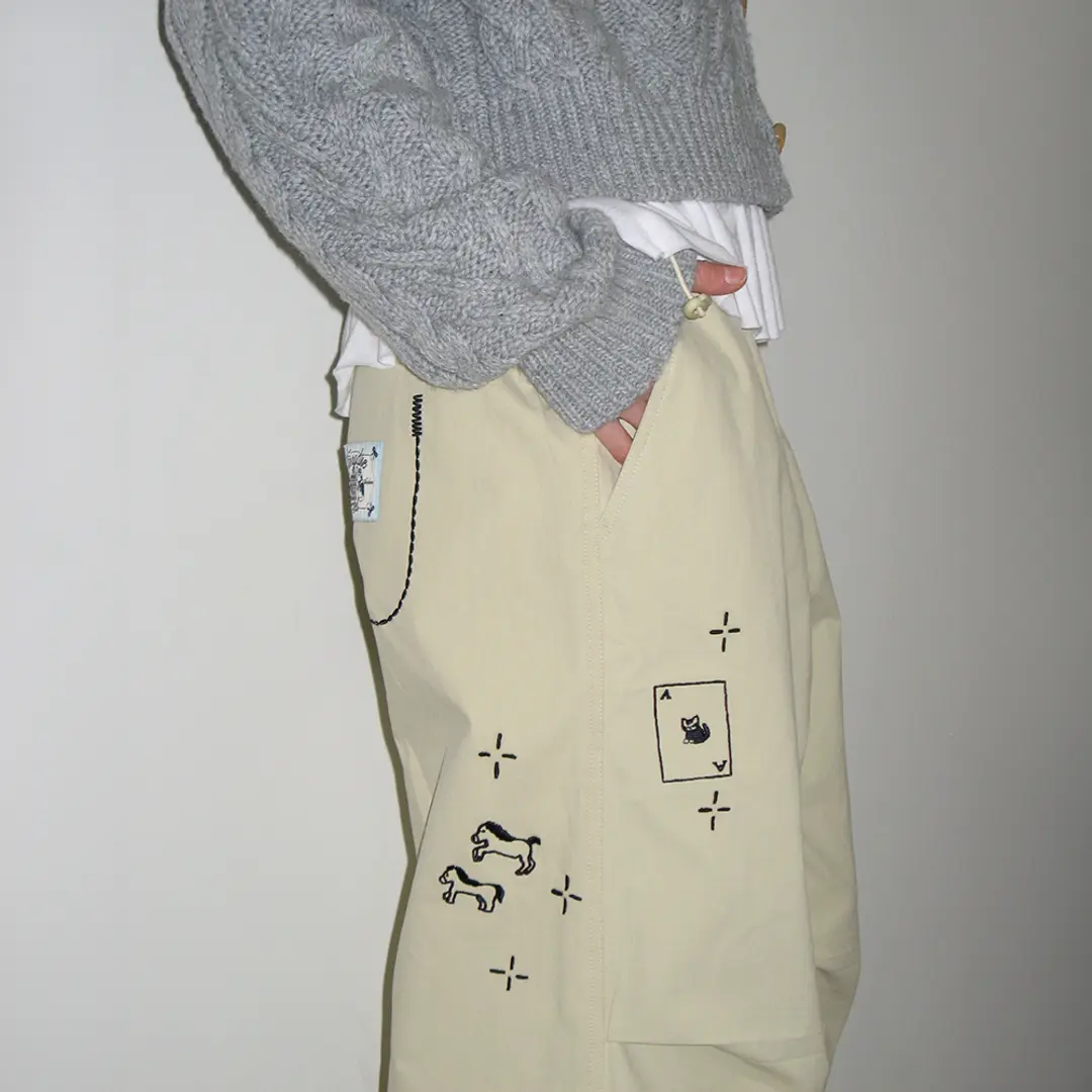 론론 DRAWING STITCH PARACHUTE PANTS BEIGE 상품 이미지 2