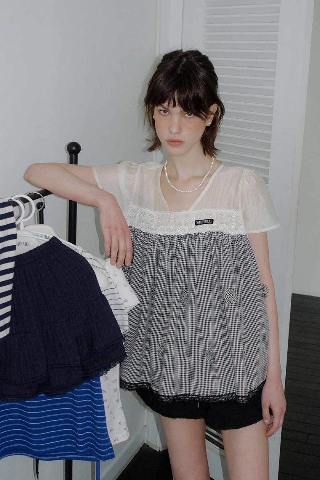모어댄라이크 [2차 예약배송 6/5 순차적 출고]CHECK CORSAGE BLOUSE - BLACK 상품 이미지 1