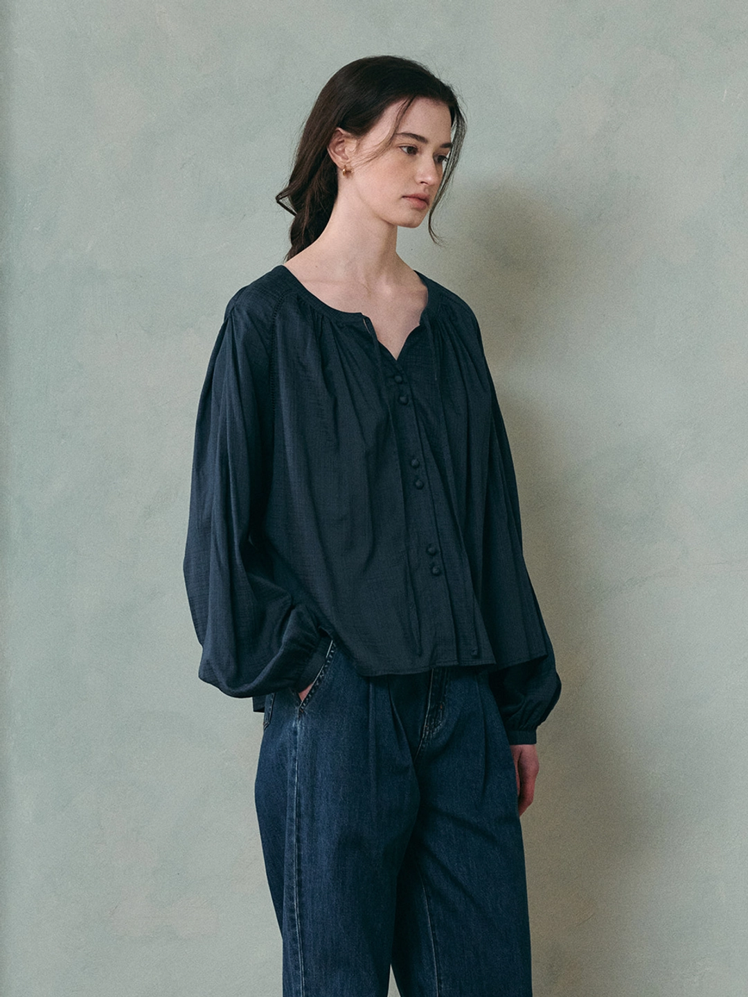 르니나 LUCIA raglan shirring blouse_navy 상품 이미지 2