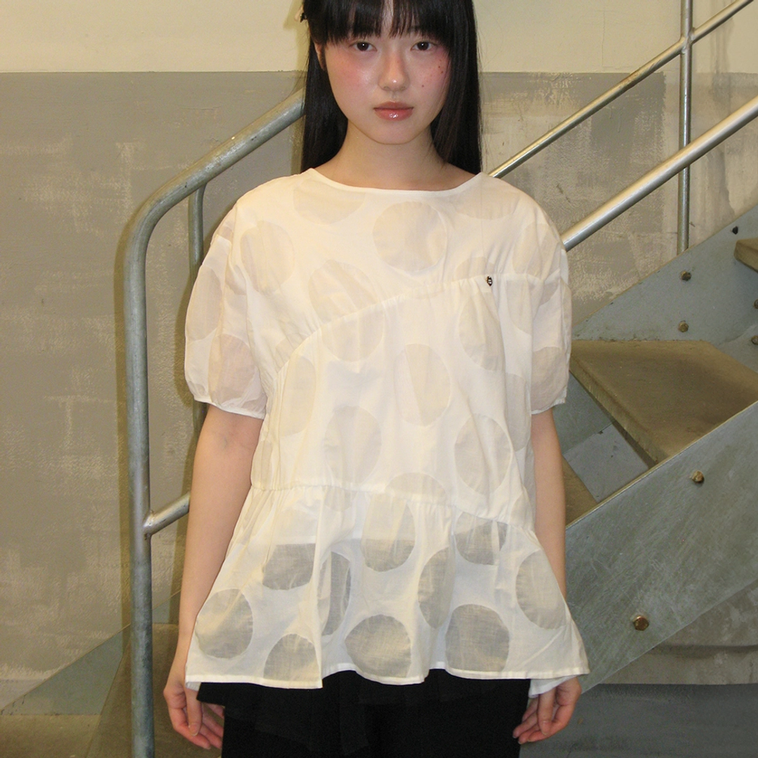 론론 AIRY SHIRRING PEPLUM BLOUSE WHITE 상품 이미지 2