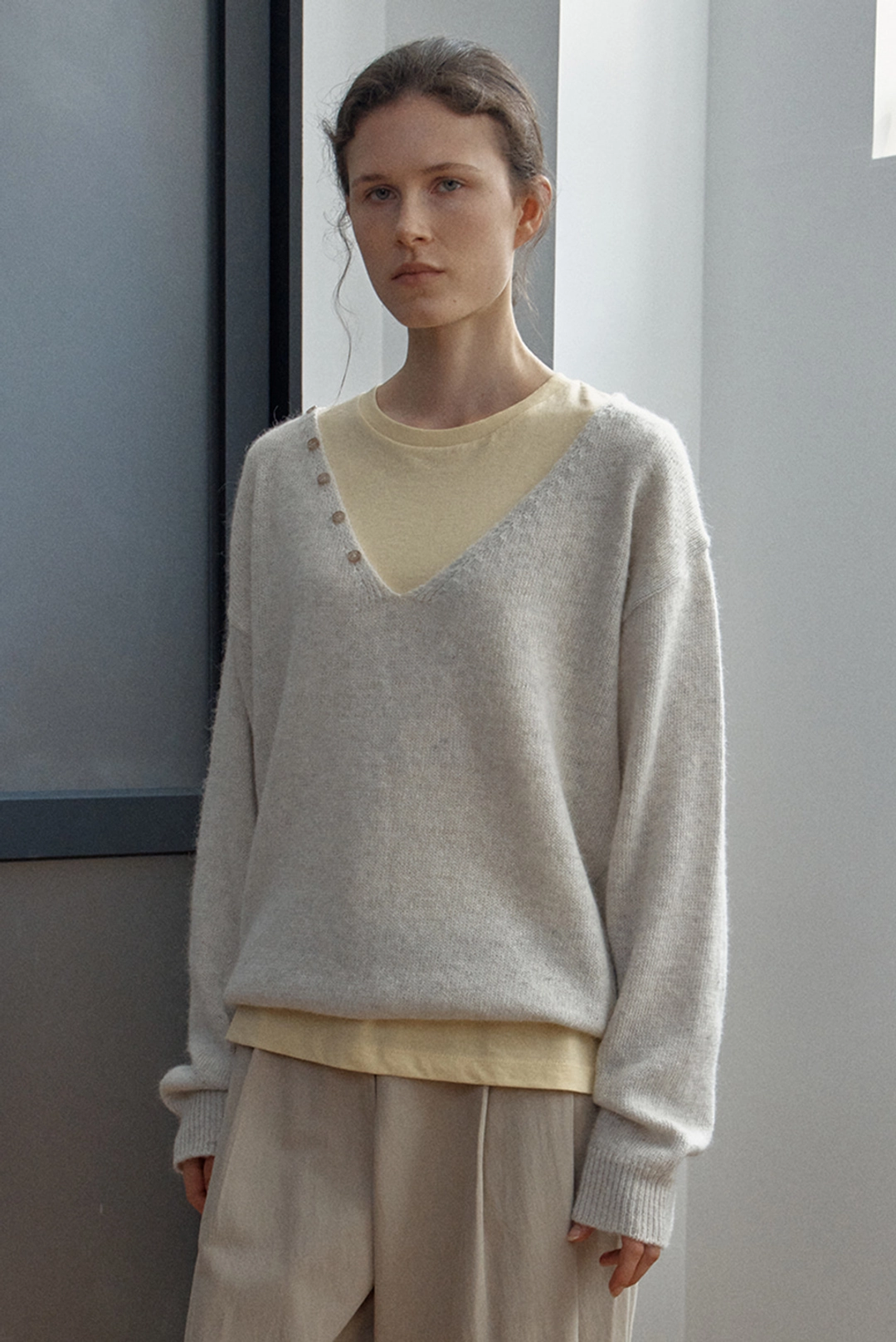 브렌다 브렌든 button deep v neck knit - husky white 상품 이미지 1