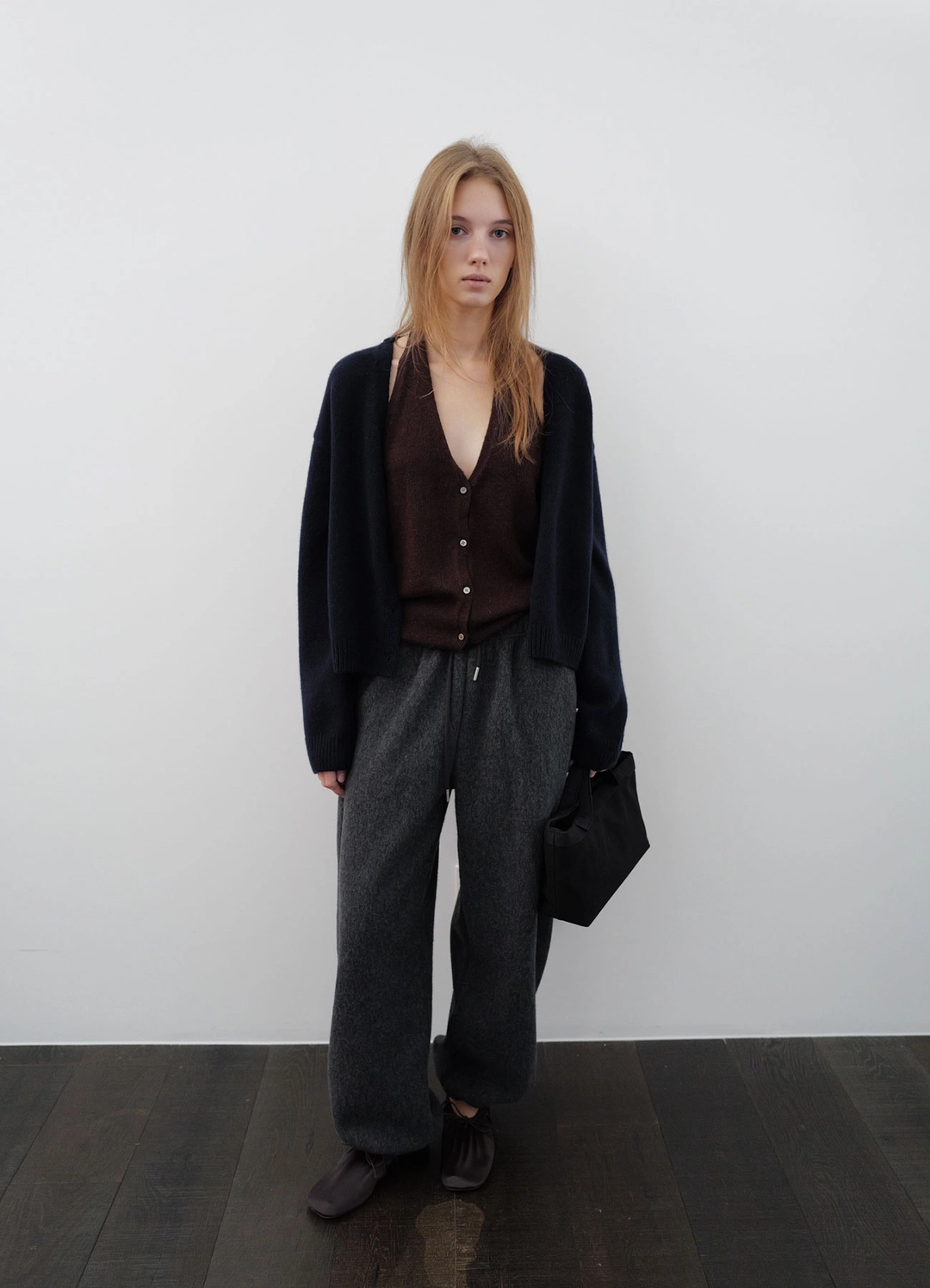 페블엠 Amber Button V-Neck Cardigan - Navy (10월 말 순차배송) 상품 이미지 2