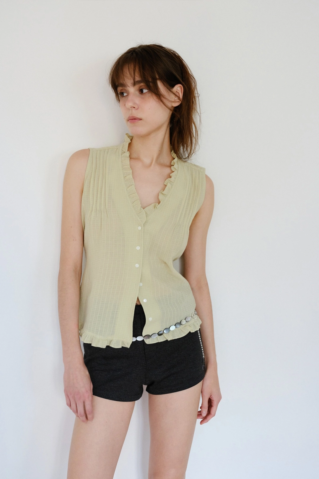 더릴 Bloom Frill Sleeveless Blouse_Olive 상품 이미지 2
