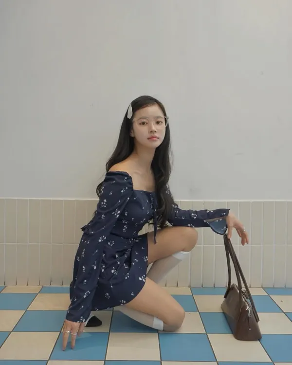 @im__barbie_Ribbon square blouse (Navy)Floral flare skirt (Navy)