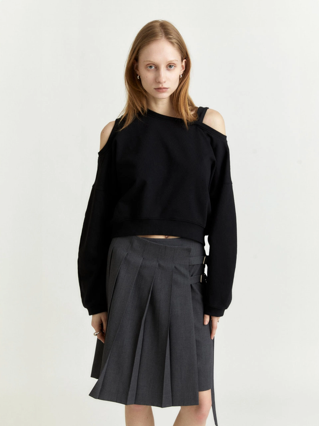 뮤제 [6th] LOURMEL Unbalanced Cut-Out Off-Shoulder Sweatshirt_Black 상품 이미지 2