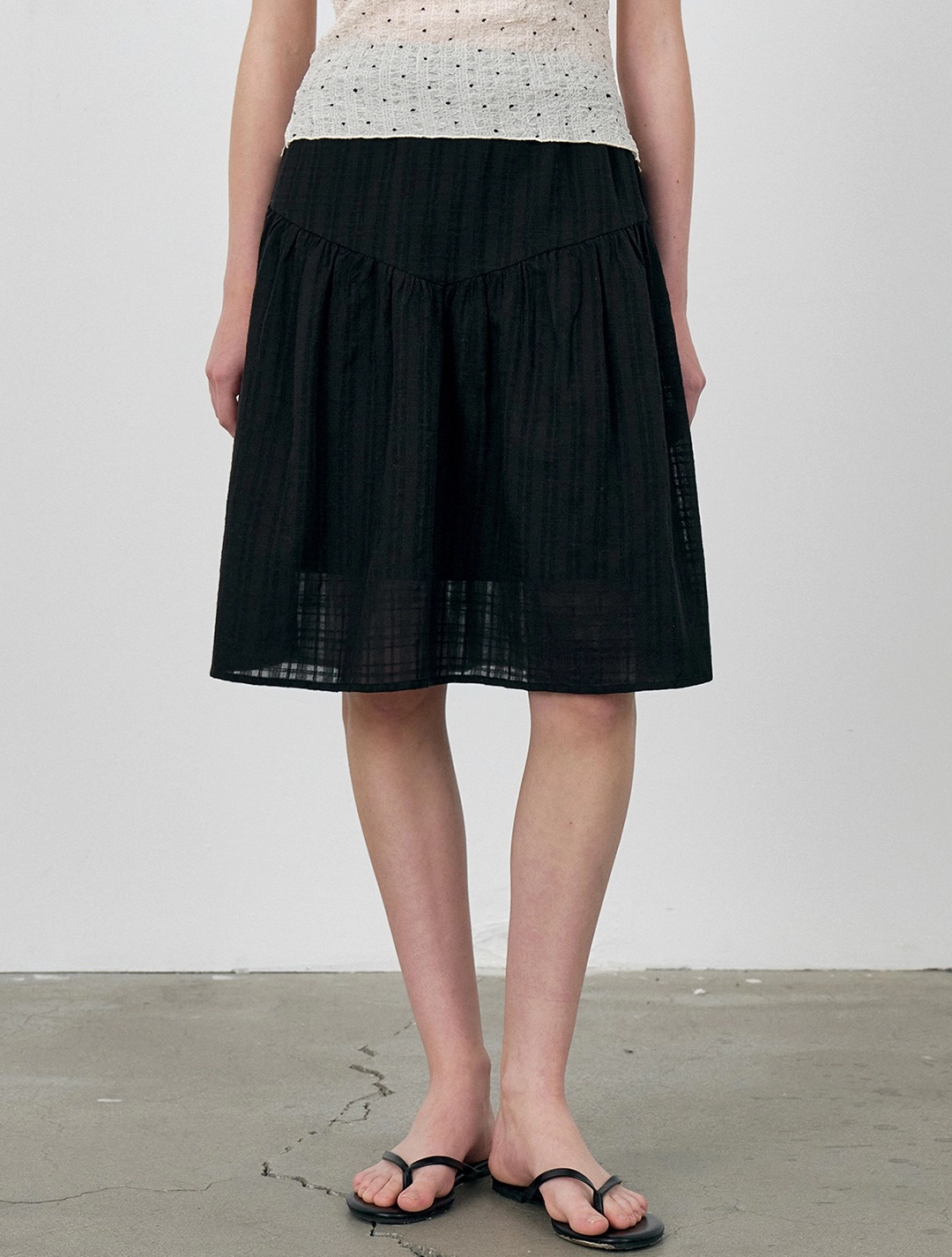 로에일 Check textured yoke gathered midi skirt_Black 상품 이미지 1