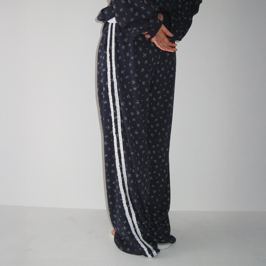 론론 WALFFLE FLORAL TRACK PANTS NAVY 상품 이미지 2