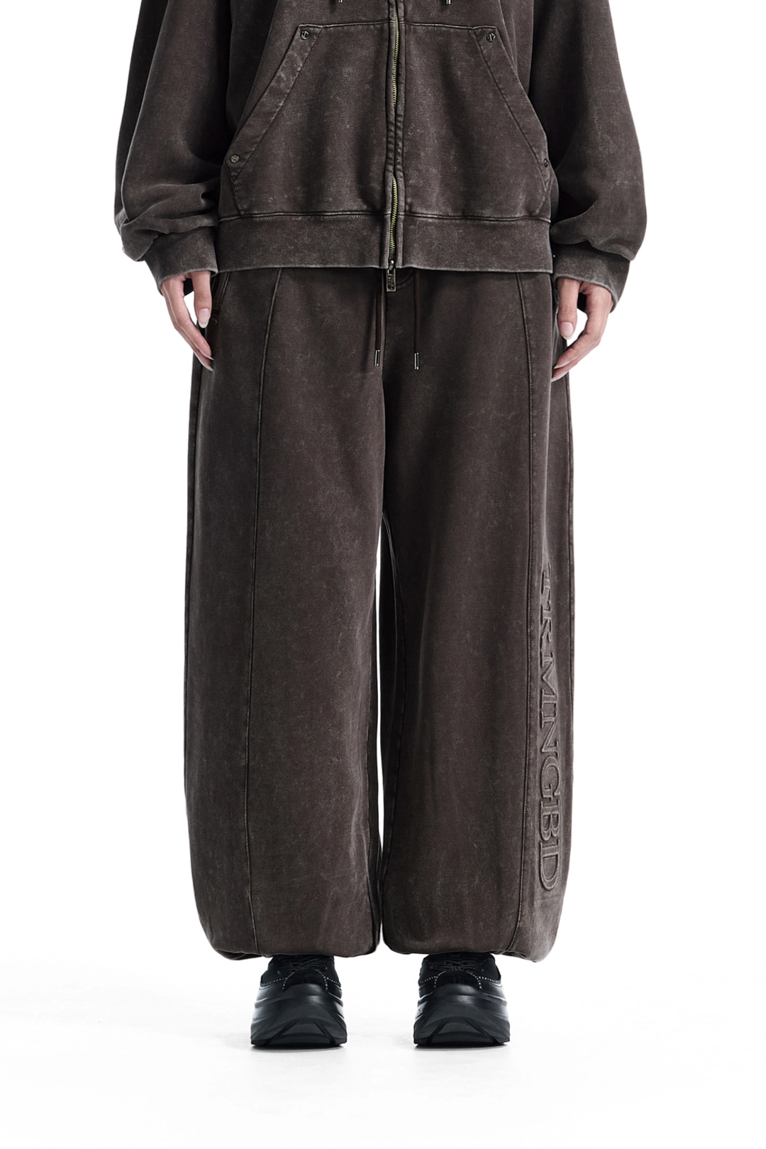 트리밍버드 Embossed Logo Set-Up Jogger Sweat Pants [ Brown ] 상품 이미지 1