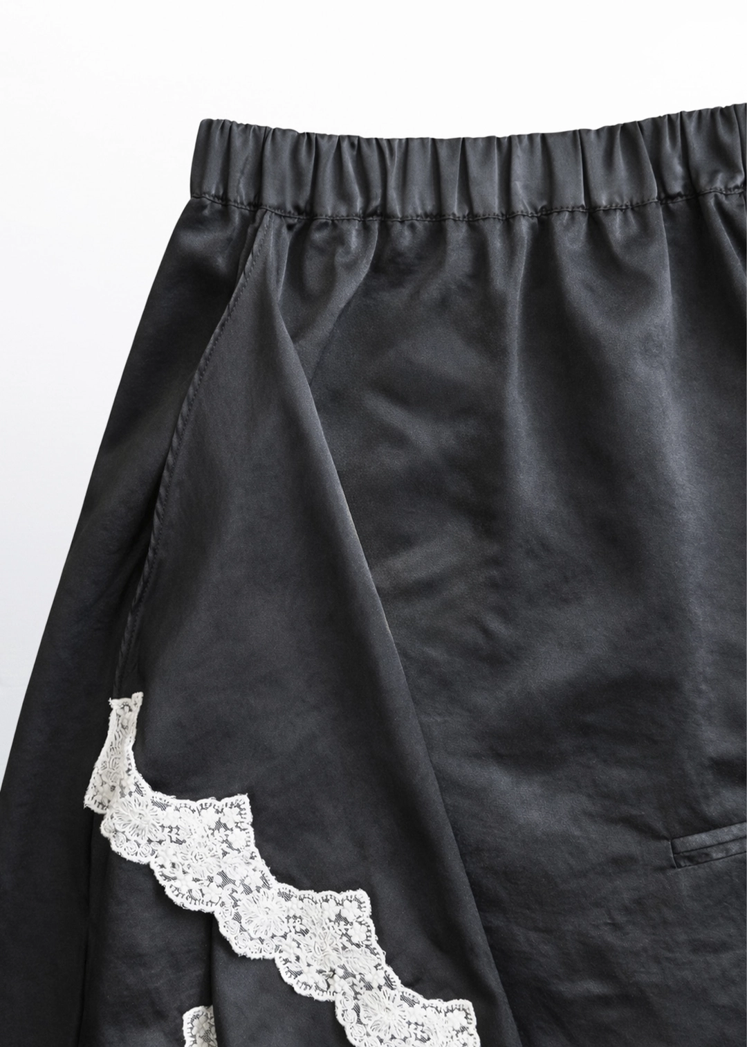 생긴 SATIN DRAPE SKIRT - BLACK 상품 이미지 2